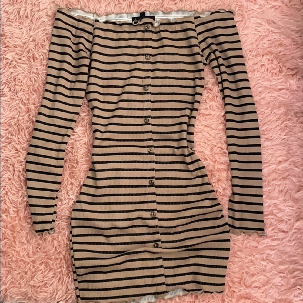 Off the shoulders knee length dress